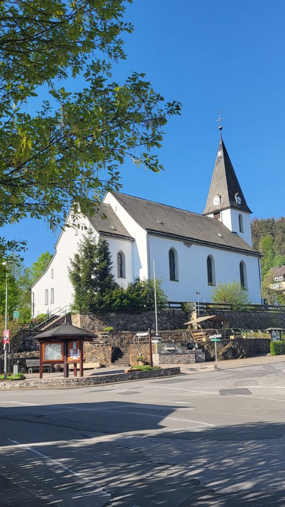 Kirche Dorfplatz Bontkirchen St. Vitus Wanderparkplatz